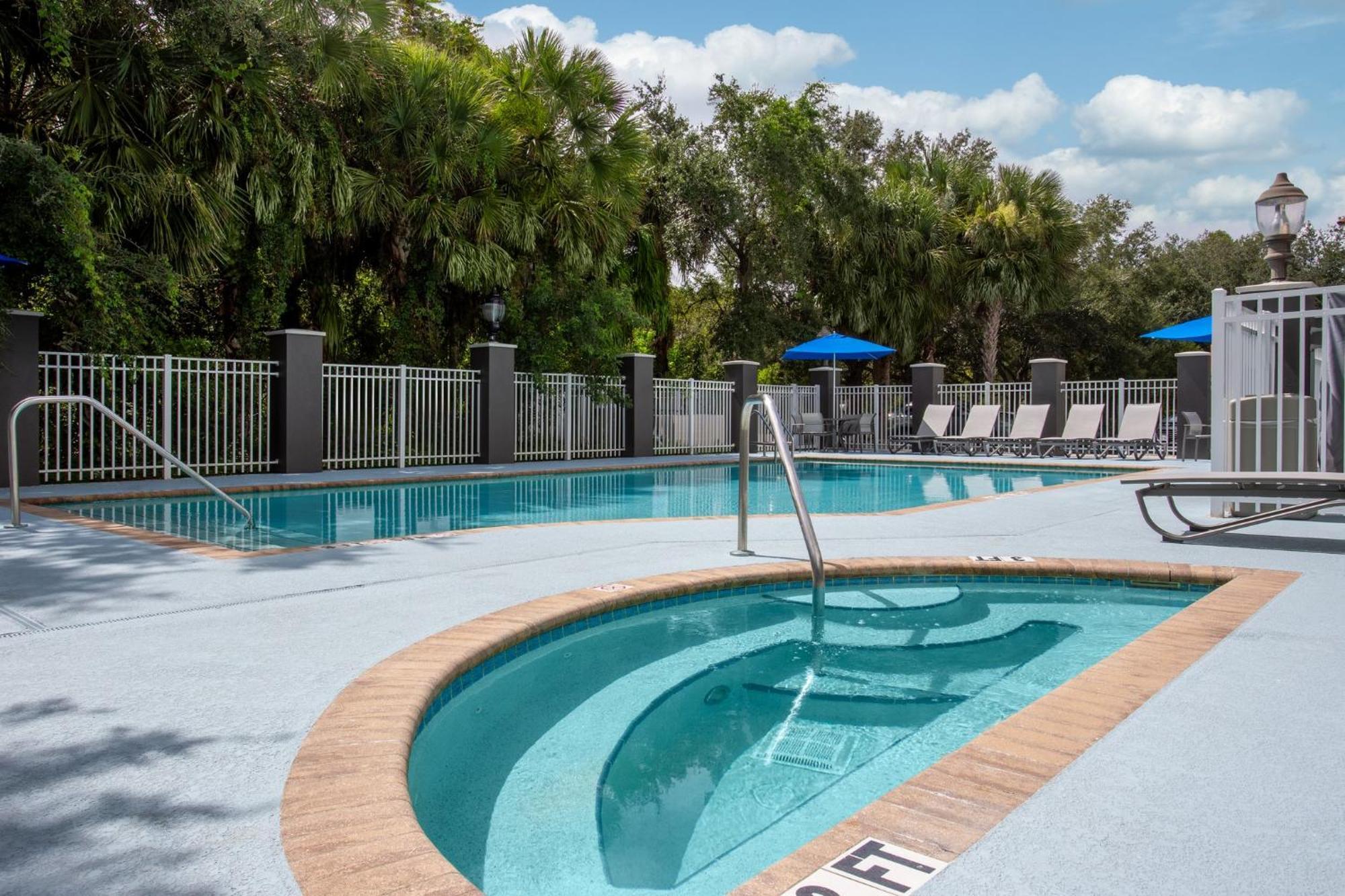 Holiday Inn Express & Suites Bradenton East-Lakewood Ranch By Ihg Exterior photo